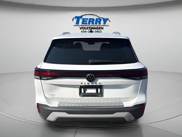 Certified 2025 Volkswagen Tiguan SE FWD image 3