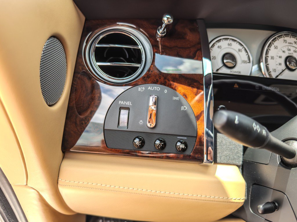 Used 2018 Rolls-Royce Dawn RWD image 35