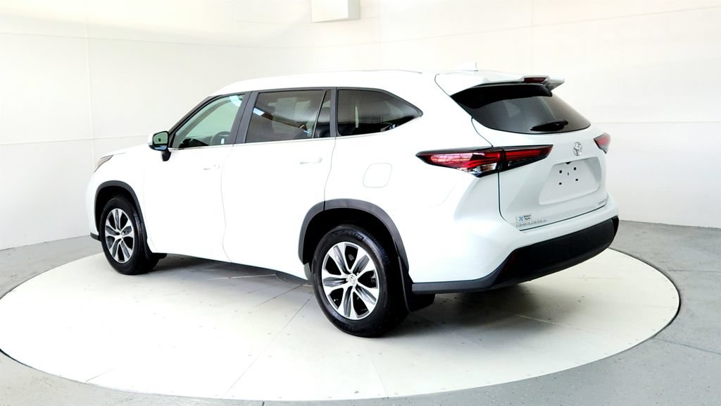 Certified 2024 Toyota Highlander XLE AWD/4WD image 4