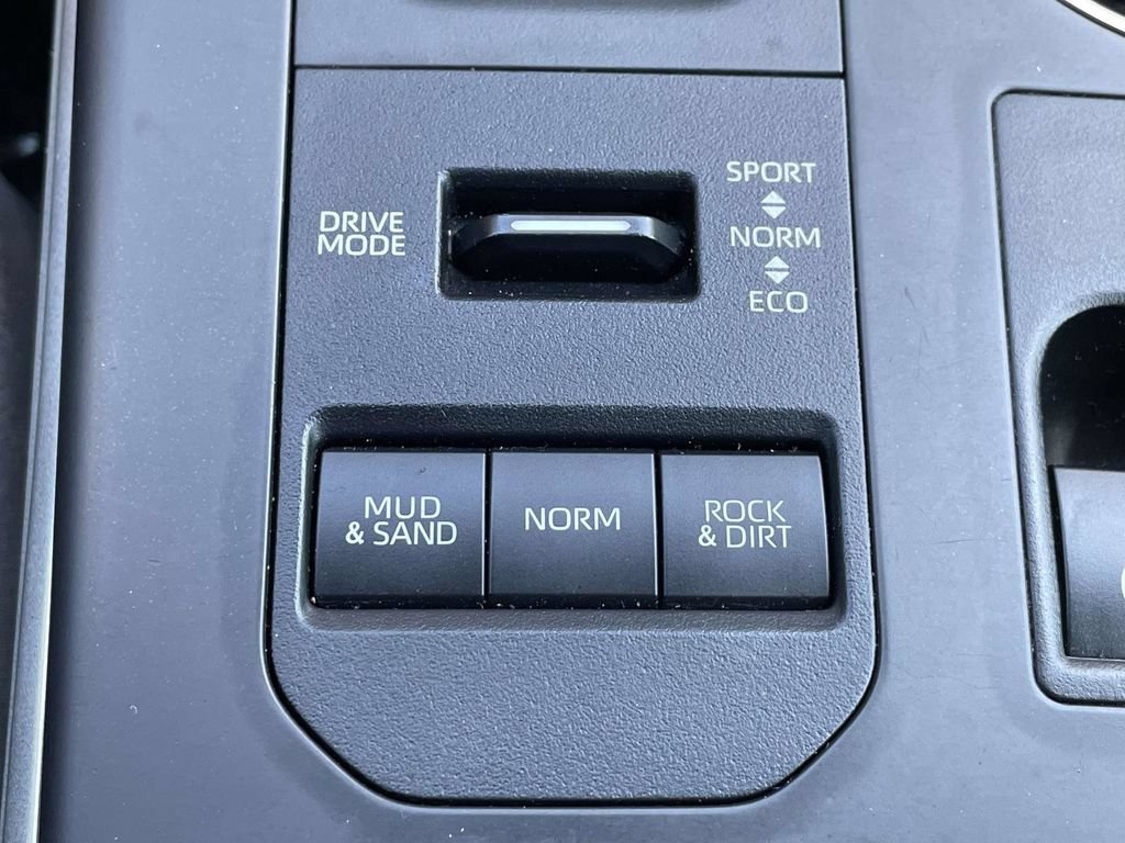 Used 2024 Toyota Highlander XLE AWD/4WD image 38