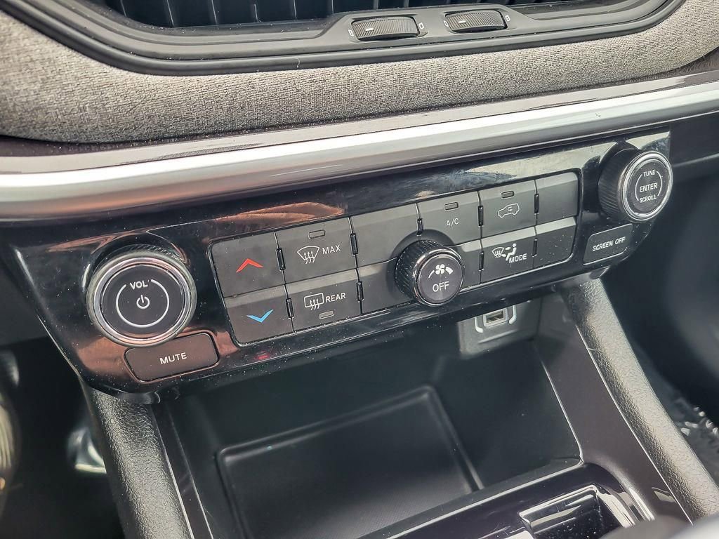 Used 2023 Jeep Compass Latitude image 16