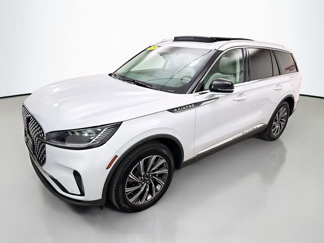 Used 2025 Lincoln Aviator AWD image 3