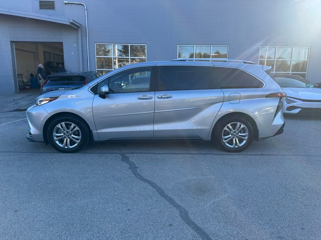 Used 2022 Toyota Sienna Platinum image 4