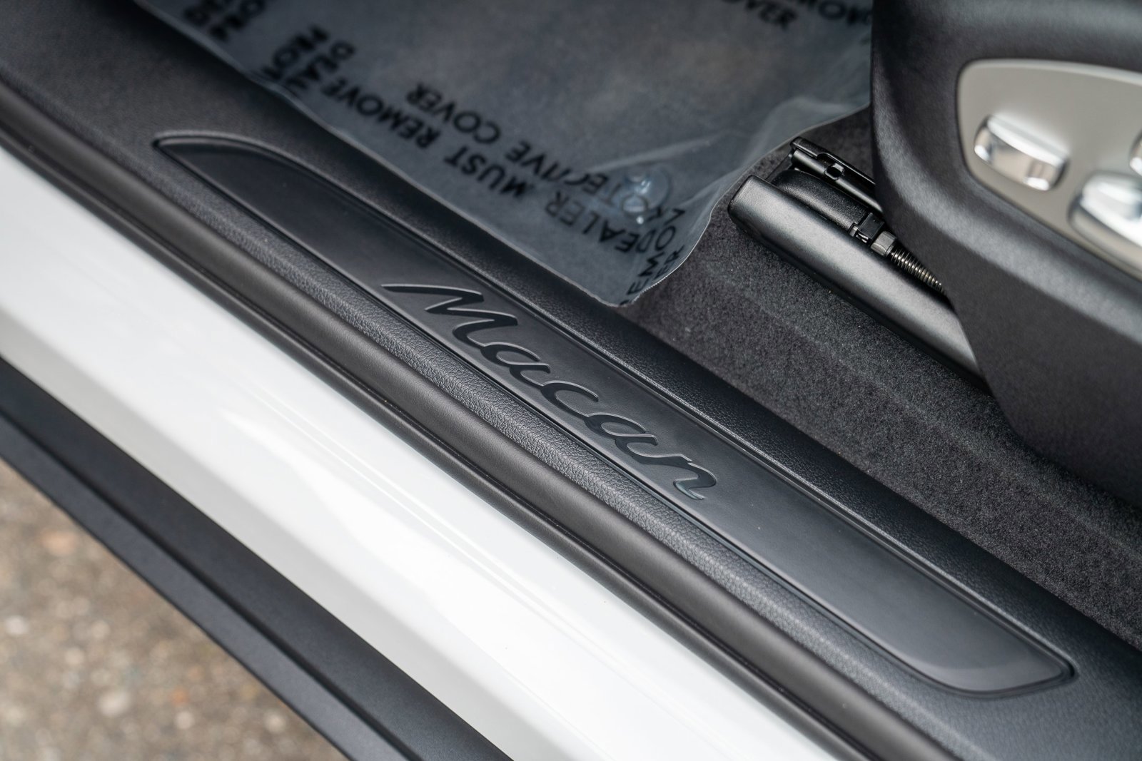 Certified 2025 Porsche Macan image 11