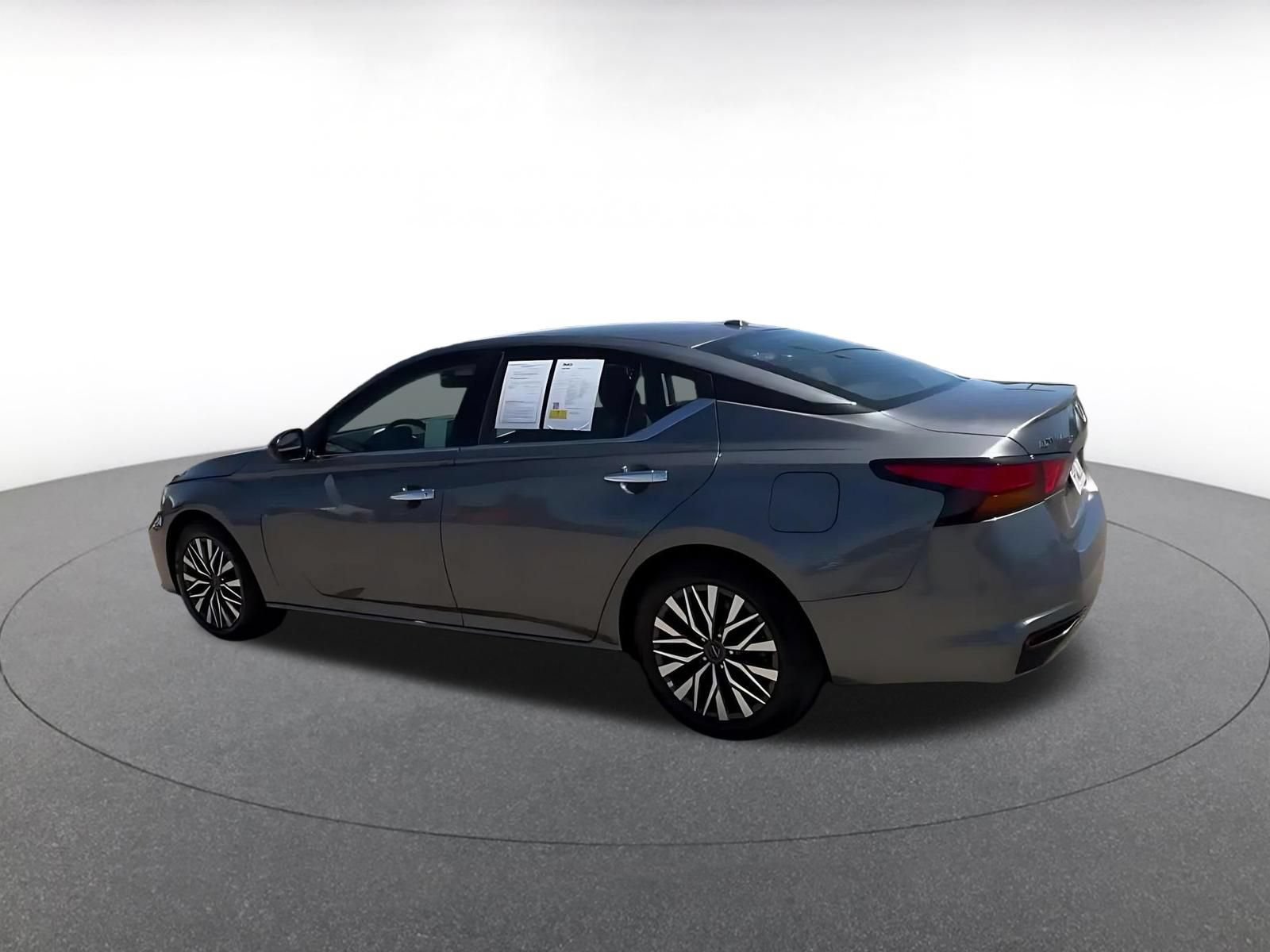 Used 2025 Nissan Altima 2.5 SV FWD image 10