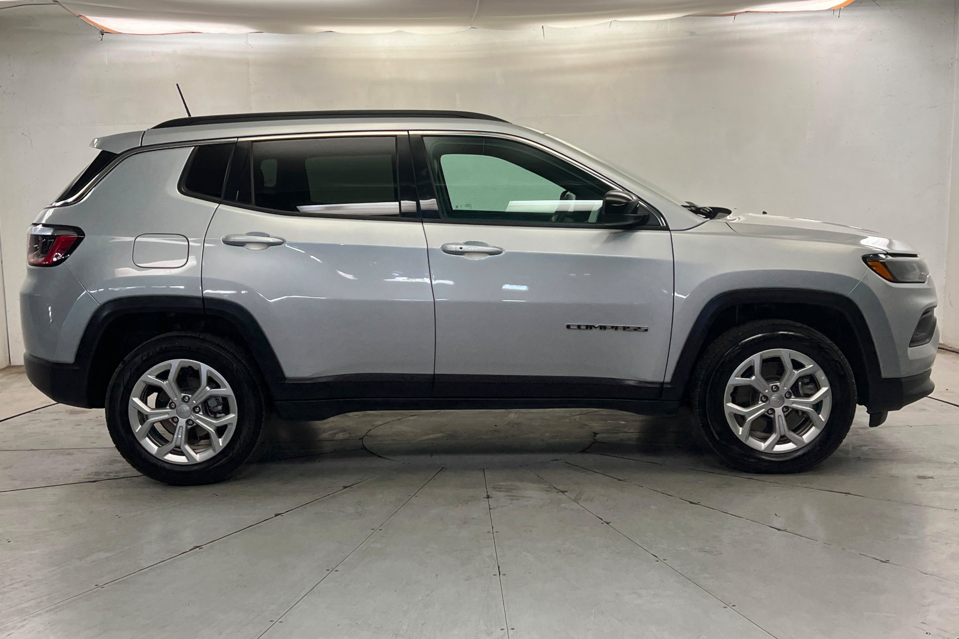 Used 2024 Jeep Compass Latitude AWD/4WD image 6