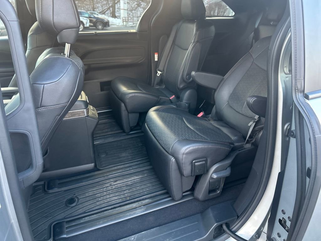 Used 2025 Toyota Sienna Platinum image 27