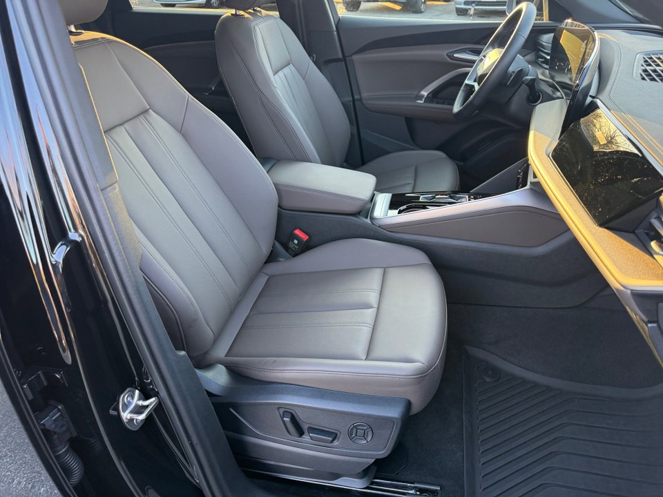 Certified 2025 Audi Q5 Premium w/ Convenience Package image 28