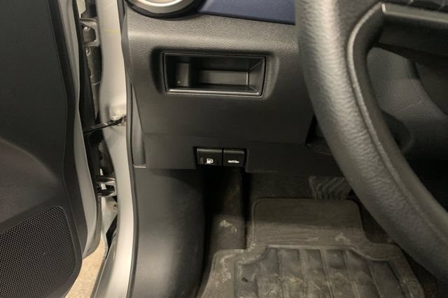Used 2025 Nissan Versa SV FWD image 31