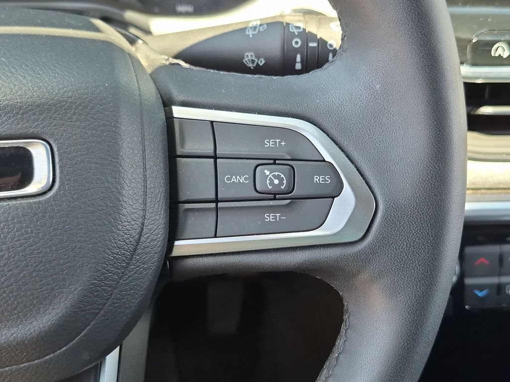 Used 2025 Jeep Compass Latitude w/ Sun & Sound Group AWD/4WD image 22