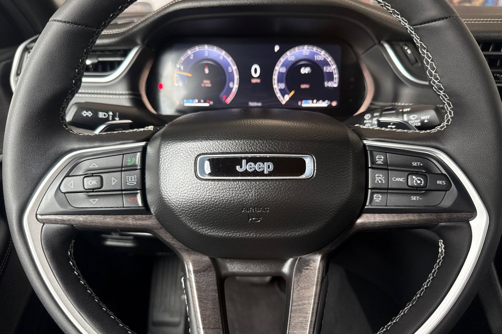 Used 2025 Jeep Grand Cherokee L Limited w/ Luxury Tech Group II AWD/4WD image 34