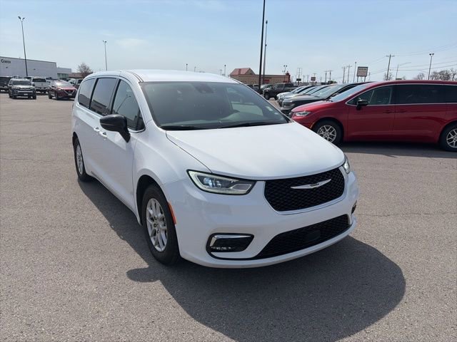 Used 2025 Chrysler Pacifica Select image 8