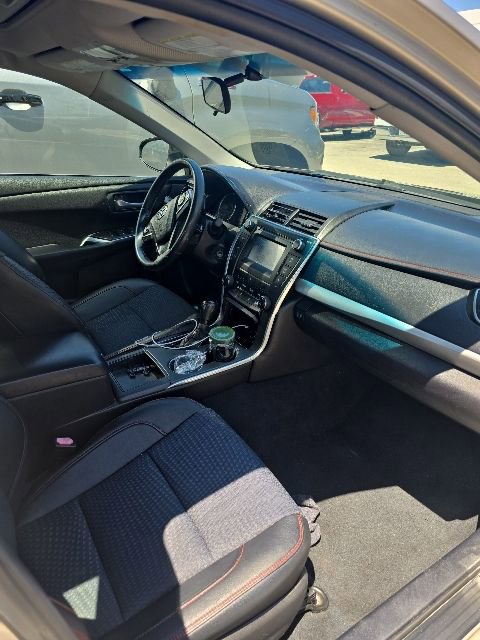 Used 2015 Toyota Camry SE w/ Moonroof Package FWD image 4