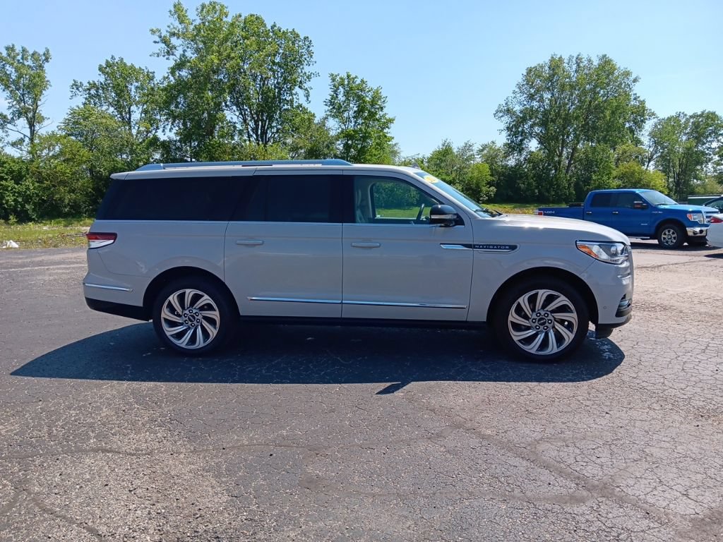 Used 2023 Lincoln Navigator L Reserve AWD/4WD image 4