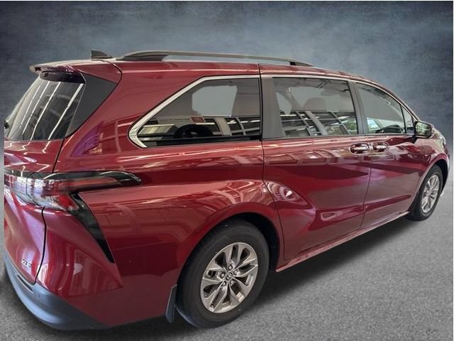 Used 2026 Toyota Sienna XLE FWD image 6