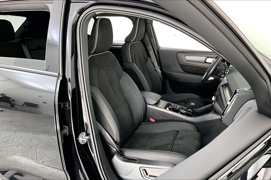 Certified 2025 Volvo XC40 B5 Plus image 11