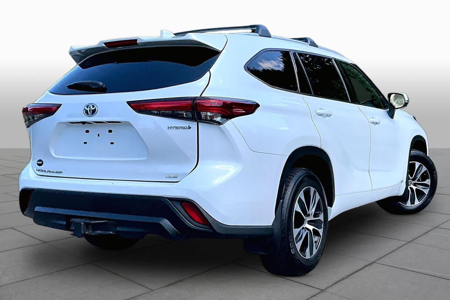 Used 2022 Toyota Highlander XLE AWD/4WD image 12
