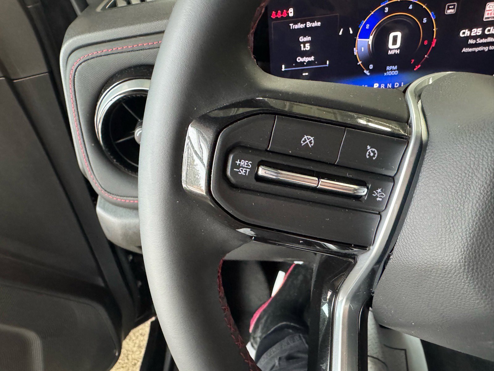 Used 2024 Chevrolet Colorado Z71 w/ Z71 Convenience Package 2 image 24