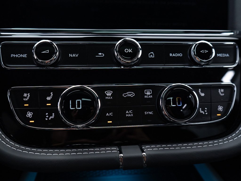 Used 2025 Bentley Bentayga image 37