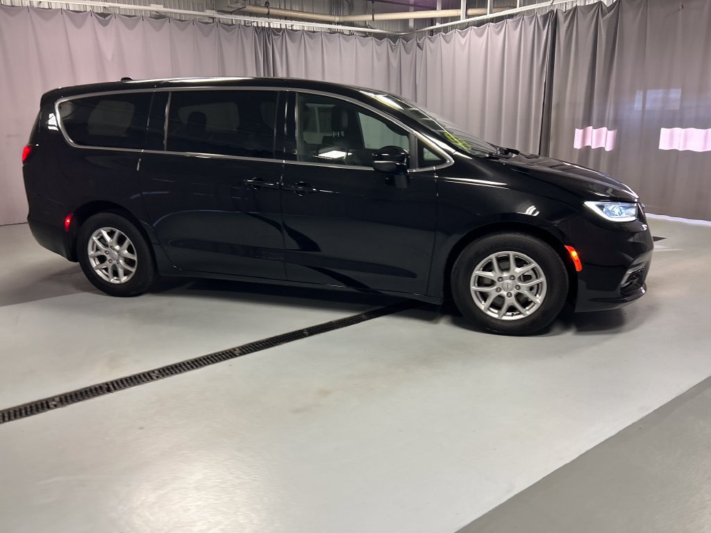 Used 2026 Chrysler Pacifica Select FWD image 8