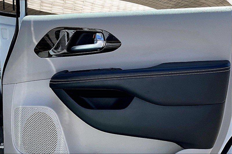 Used 2023 Chrysler Pacifica Limited image 18