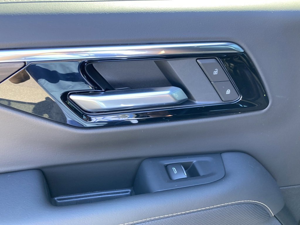 New 2025 Chevrolet Suburban Premier image 25