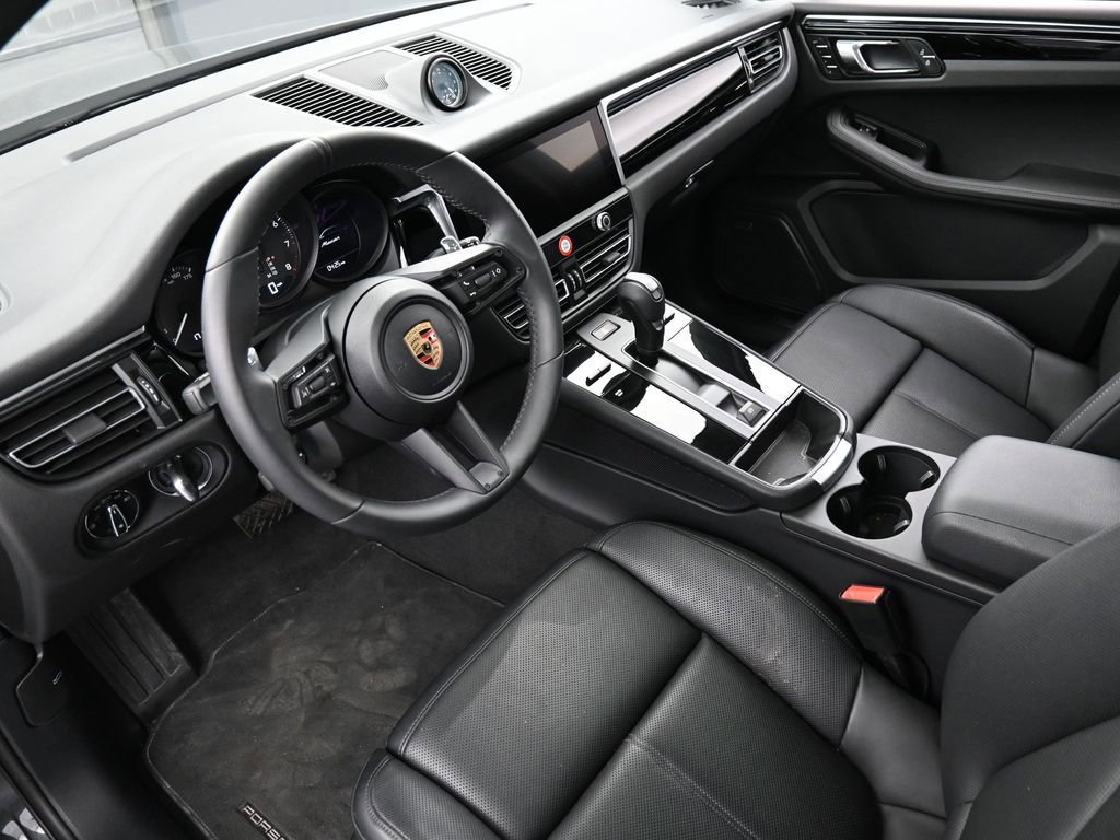 Certified 2025 Porsche Macan image 4