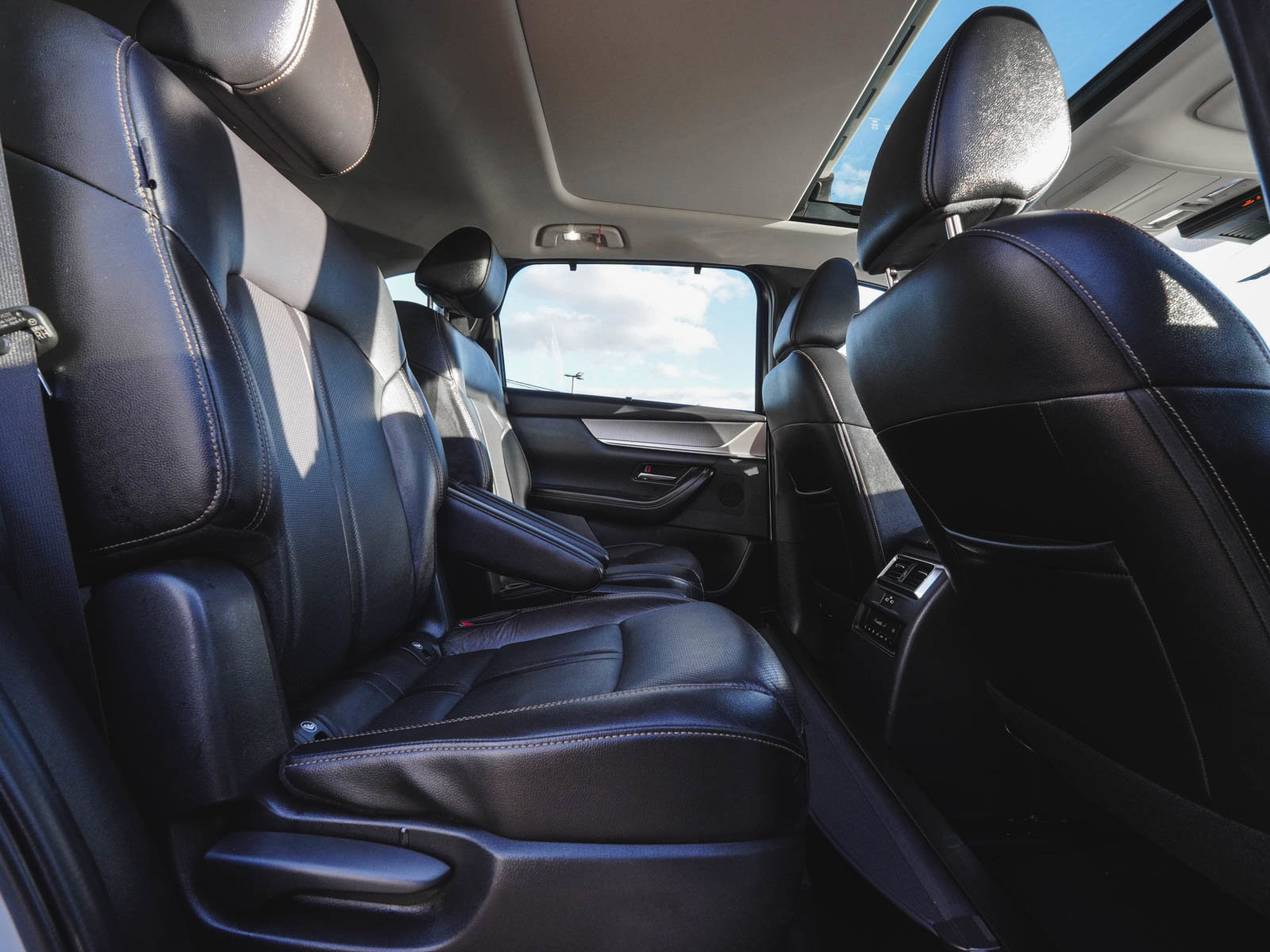 Used 2024 MAZDA CX-90 Plug-In Hybrid w/ Premium Pkg image 33