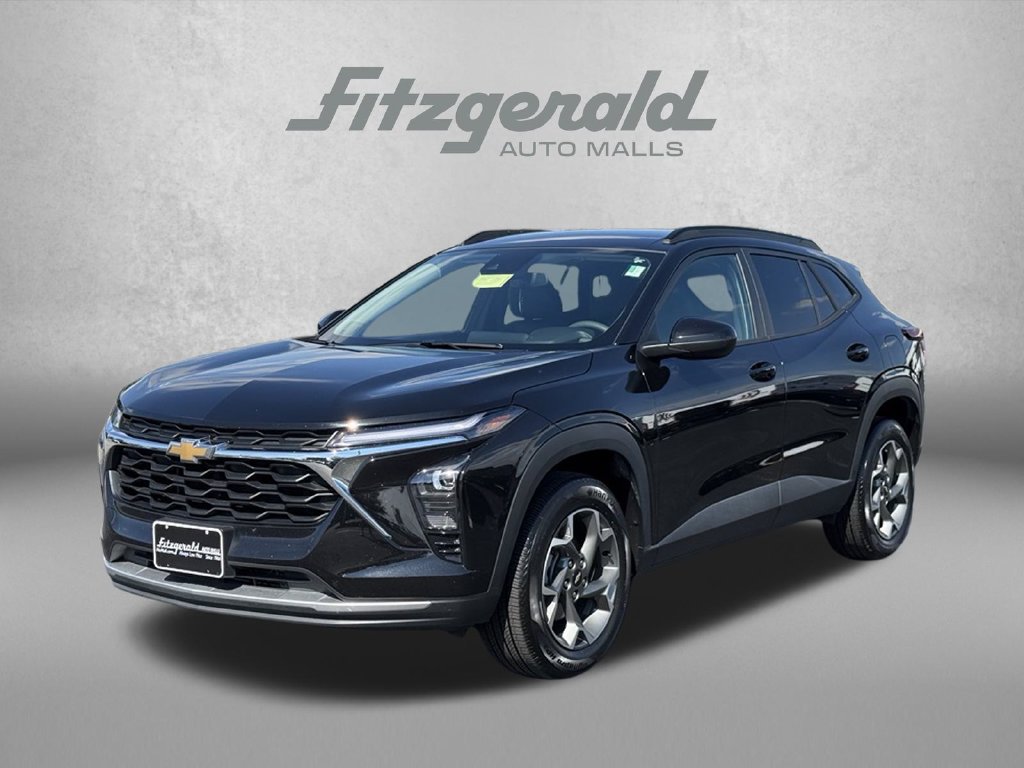 Used 2025 Chevrolet Trax LT FWD image 2