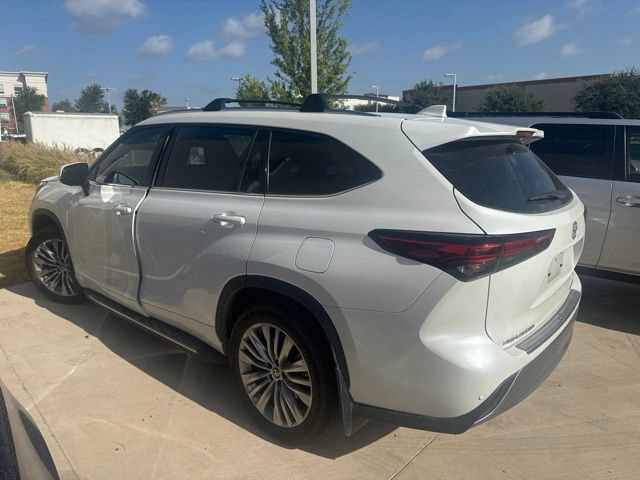 Used 2023 Toyota Highlander Platinum FWD image 5