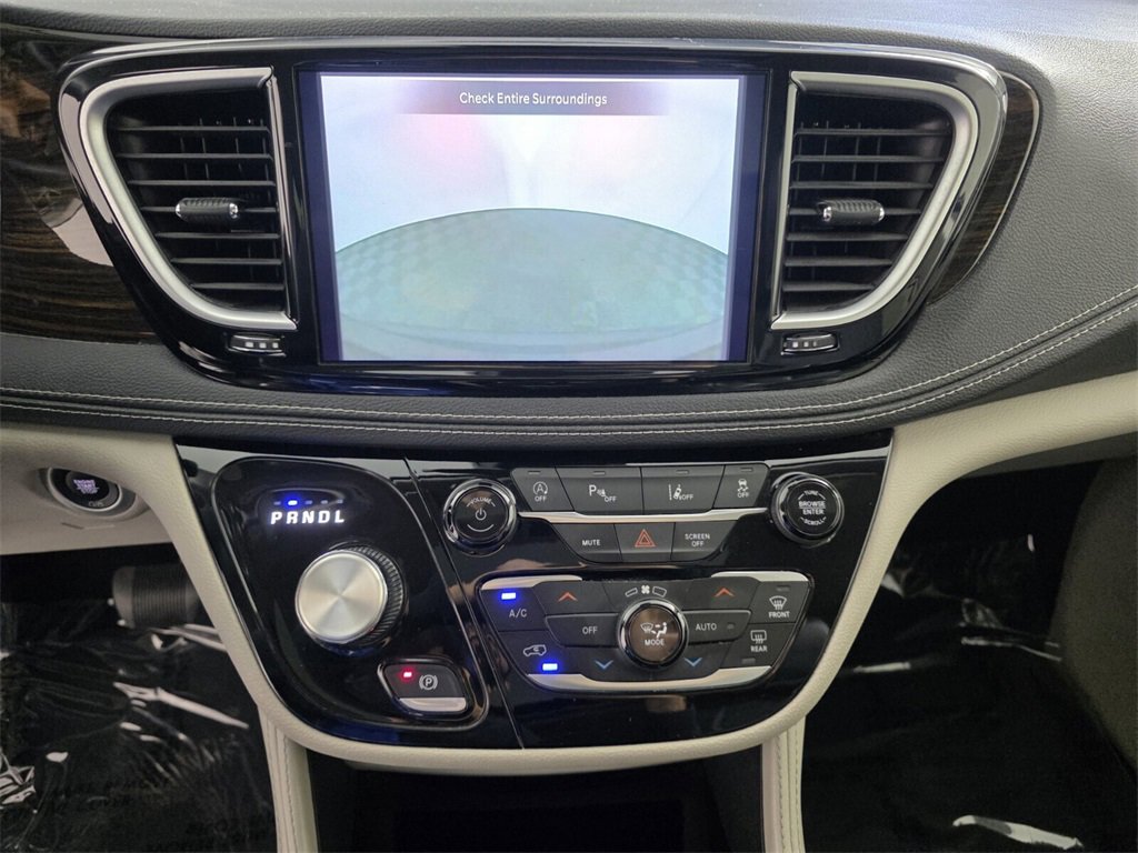 Used 2023 Chrysler Pacifica Limited image 25
