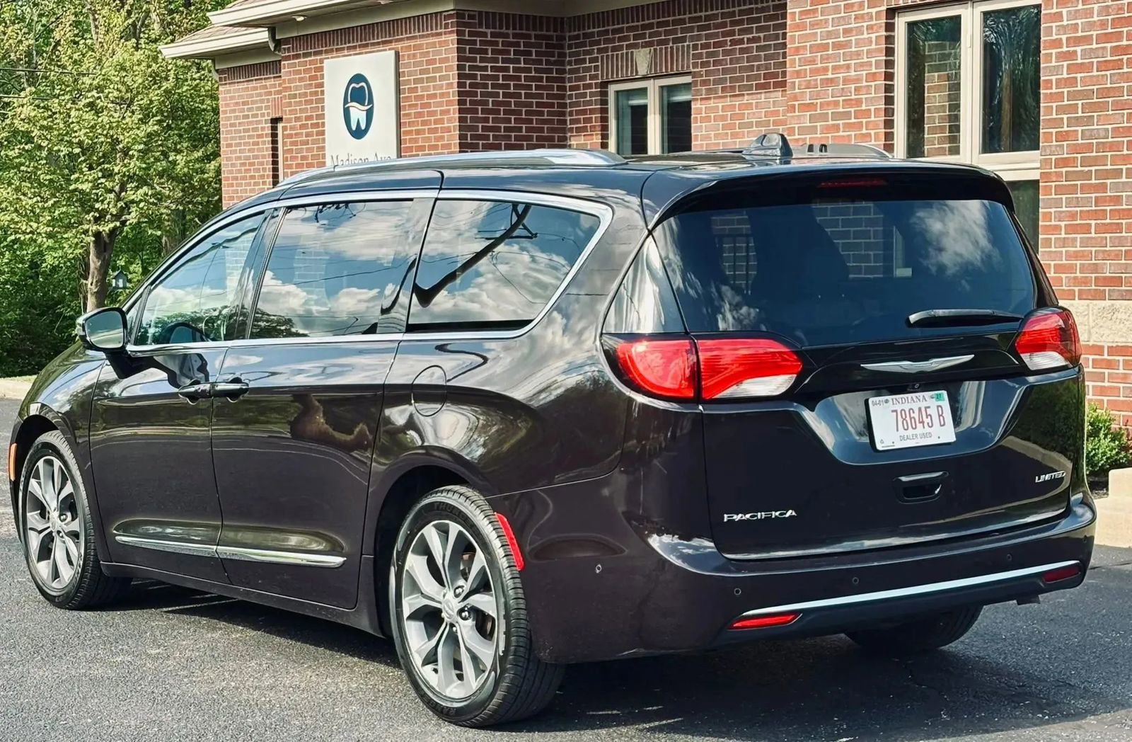 Used 2017 Chrysler Pacifica Limited FWD image 8
