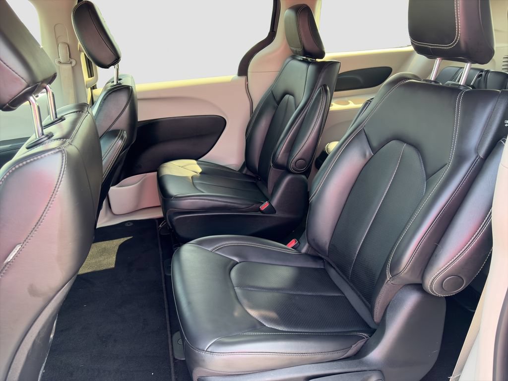 Used 2023 Chrysler Pacifica Touring-L FWD image 13