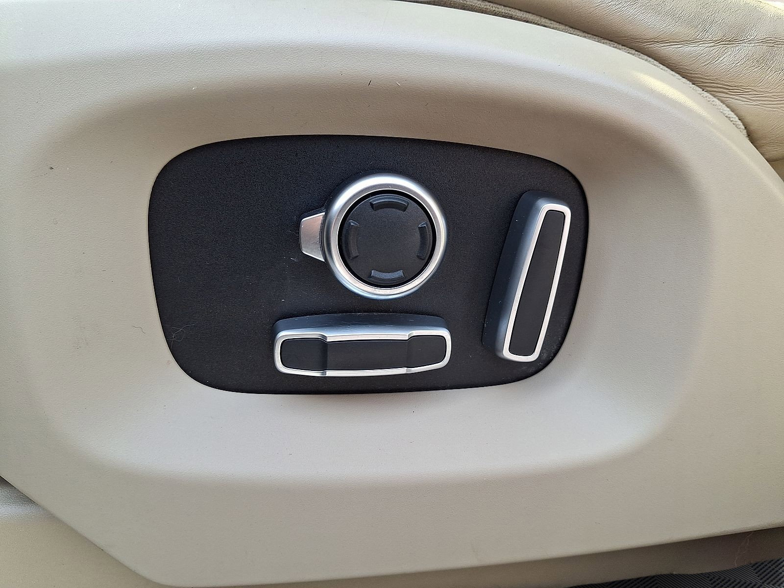 Used 2017 Land Rover Range Rover Supercharged image 4