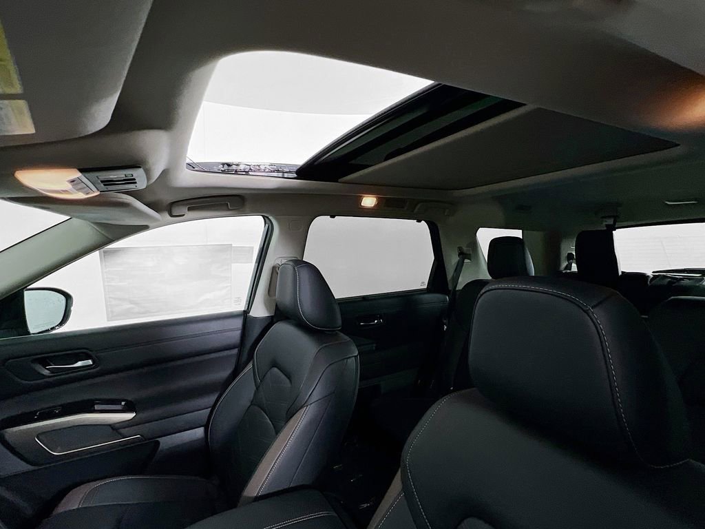 Used 2025 Nissan Pathfinder Platinum image 20