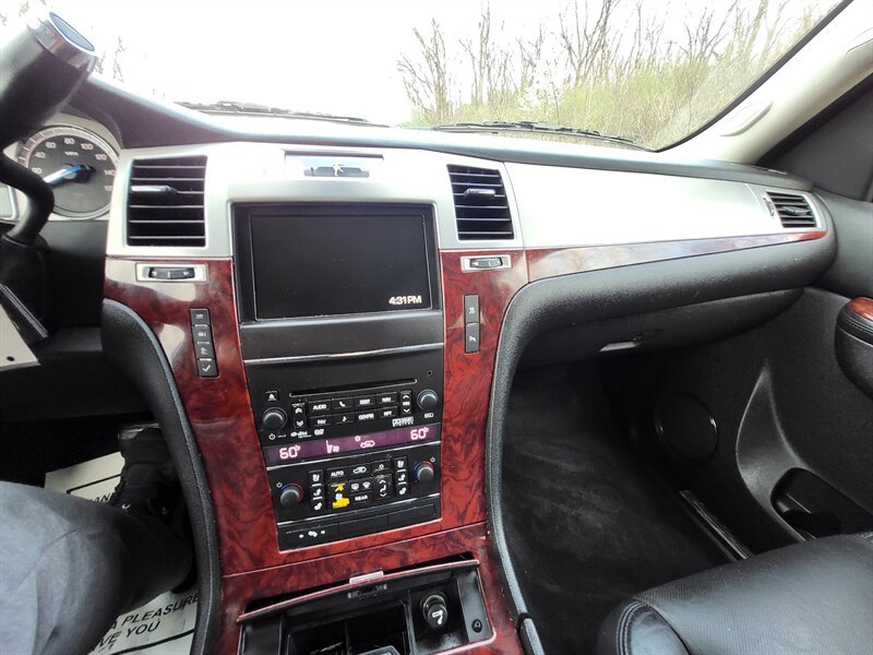Used 2011 Cadillac Escalade ESV Luxury AWD/4WD image 15