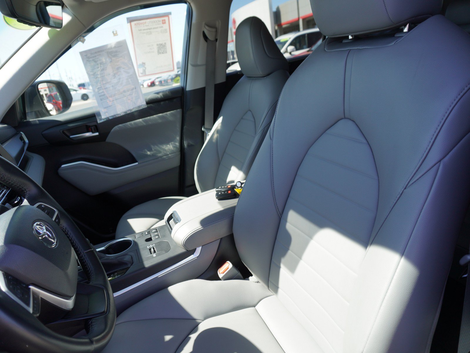 Used 2023 Toyota Highlander XLE FWD image 24