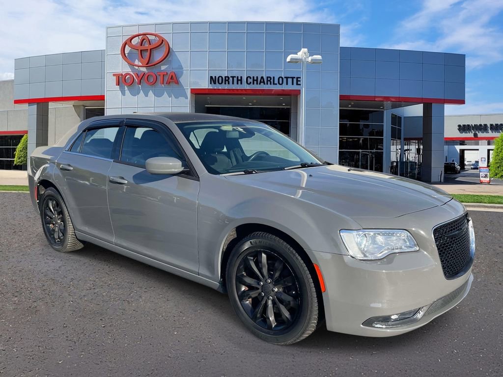 Used 2018 Chrysler 300 Touring w/ Driver Convenience Group image 2