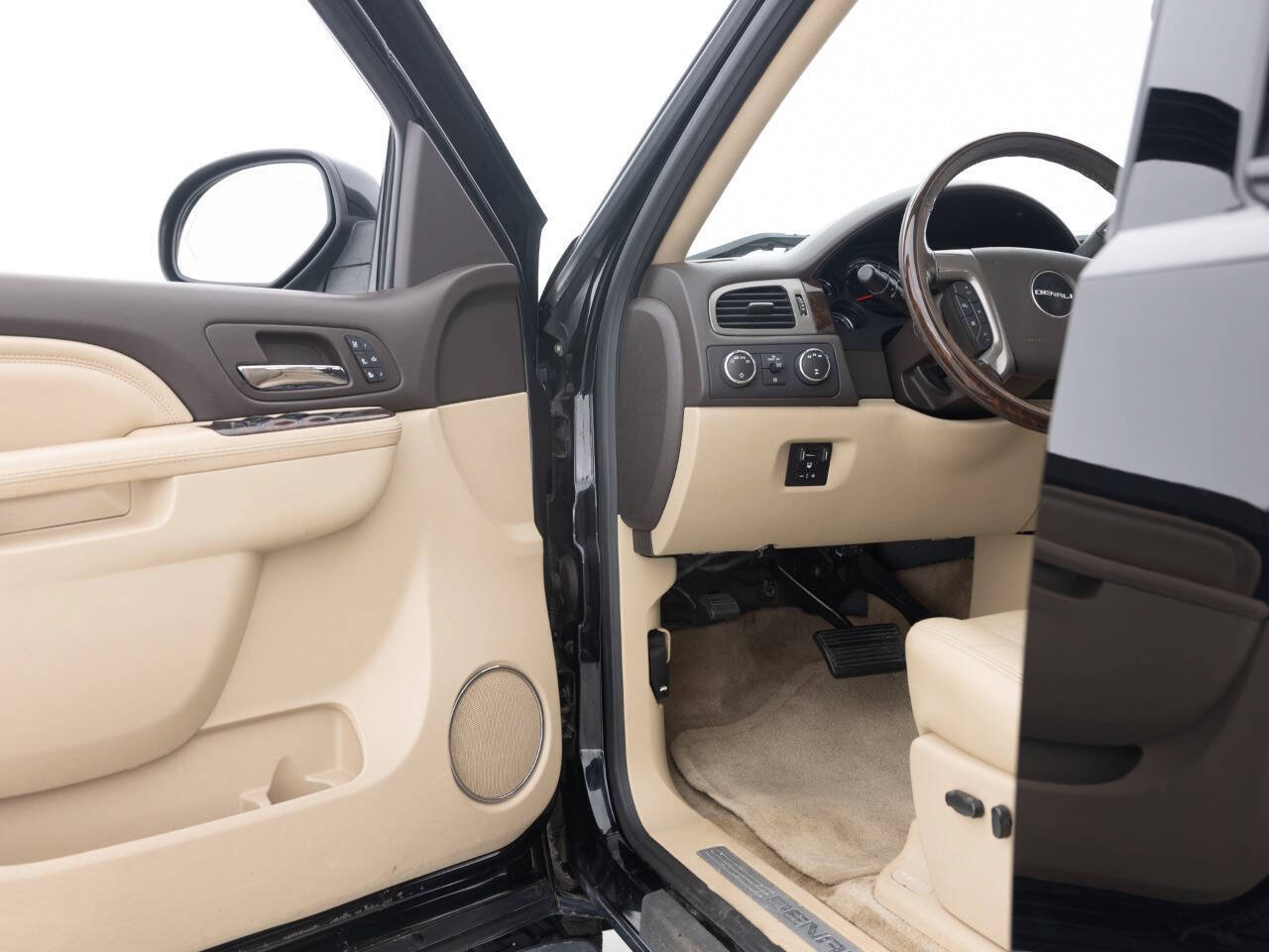 Used 2013 GMC Sierra 2500 Denali w/ Suspension Package, Off-Road AWD/4WD image 28