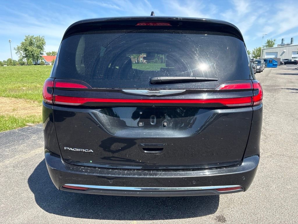 Used 2023 Chrysler Pacifica Touring-L FWD image 7