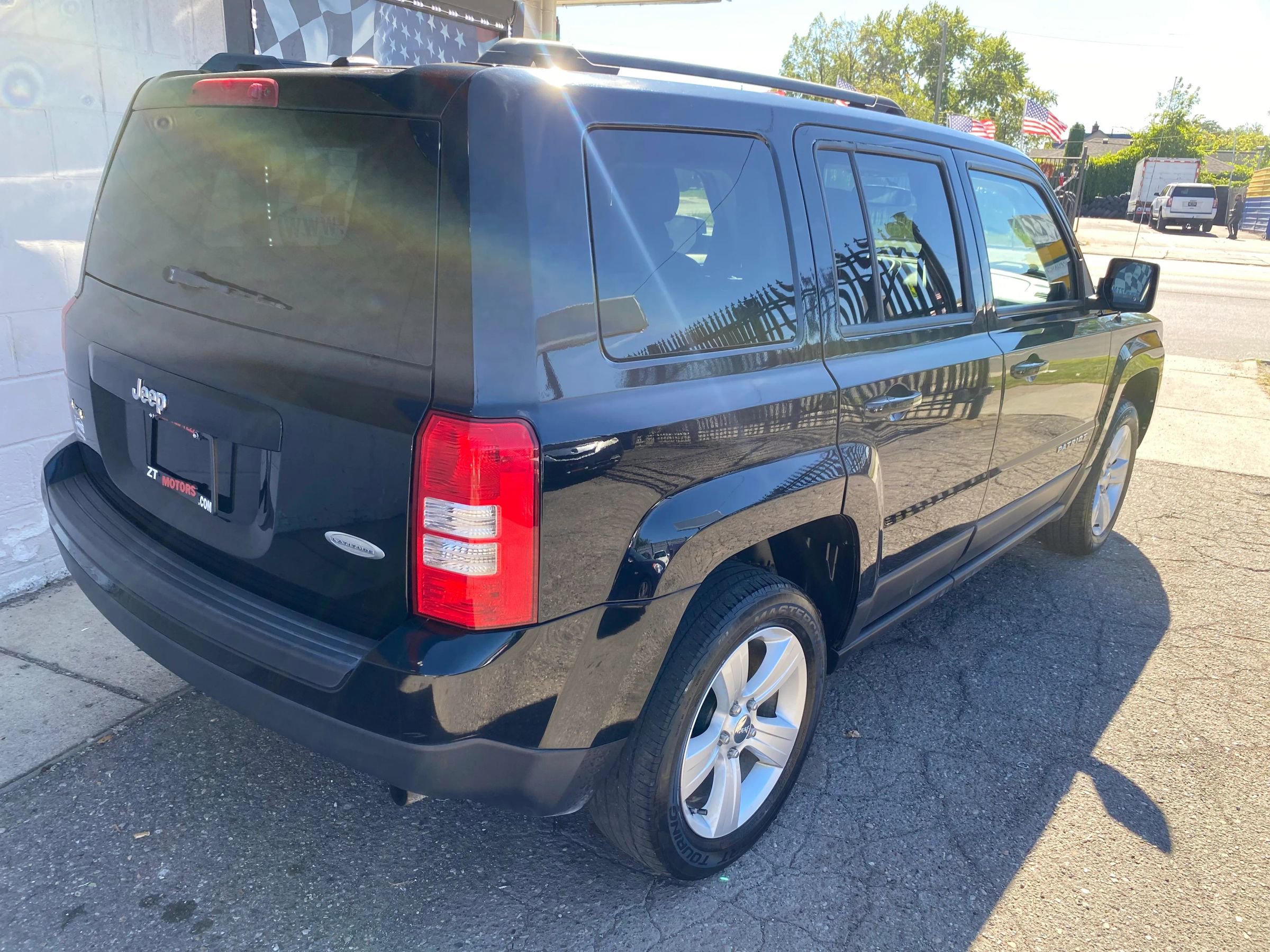 Used 2014 Jeep Patriot Latitude w/ Sun/Sound Group image 8