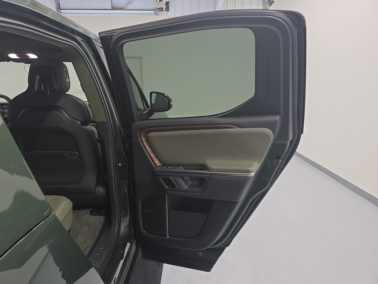 Used 2024 Rivian R1T Adventure AWD/4WD image 19