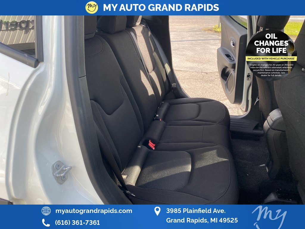 Used 2023 Jeep Renegade Latitude AWD/4WD image 24
