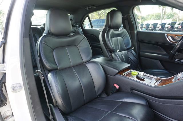 Used 2017 Lincoln Continental Select image 2