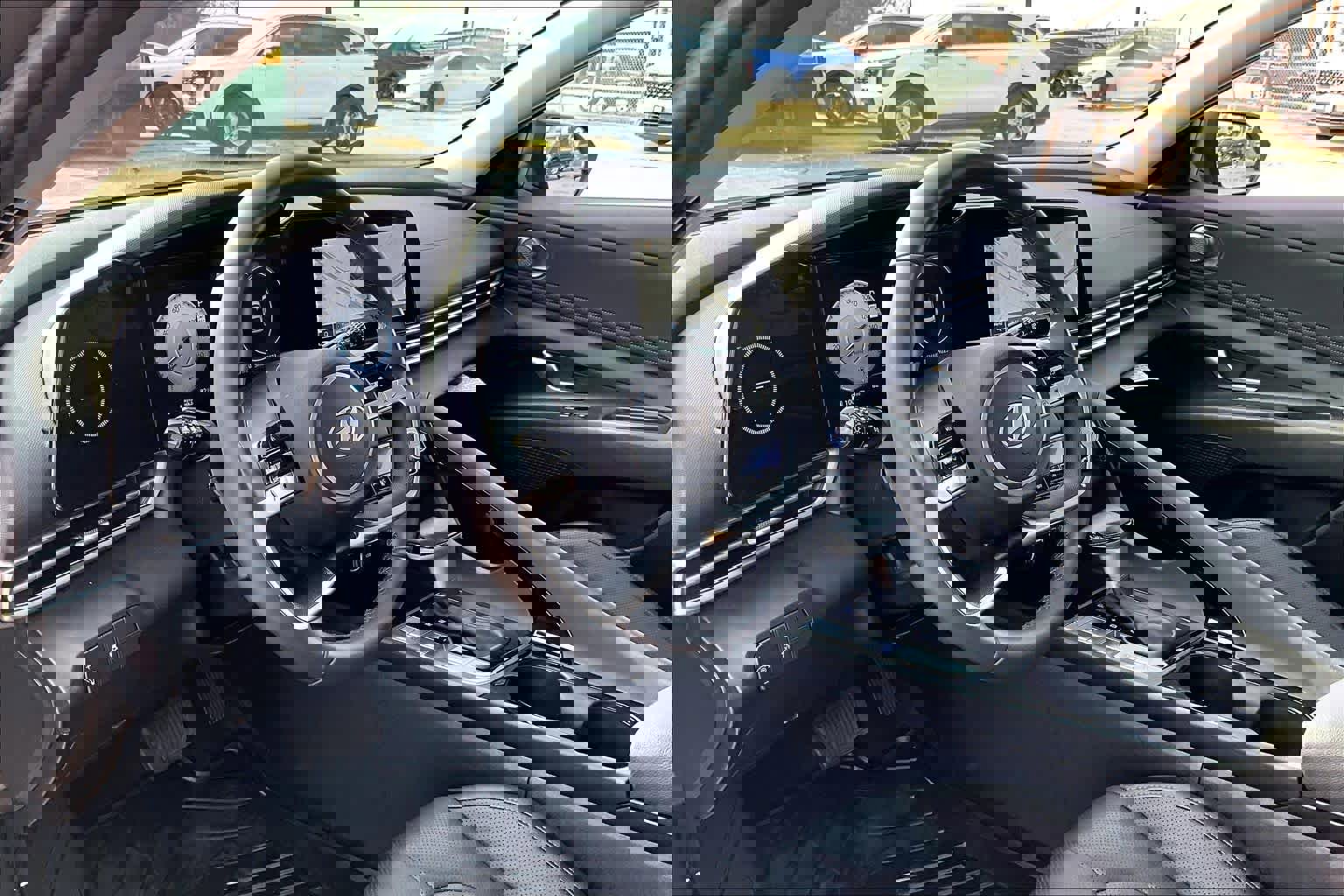 Used 2025 Hyundai Elantra Limited image 16