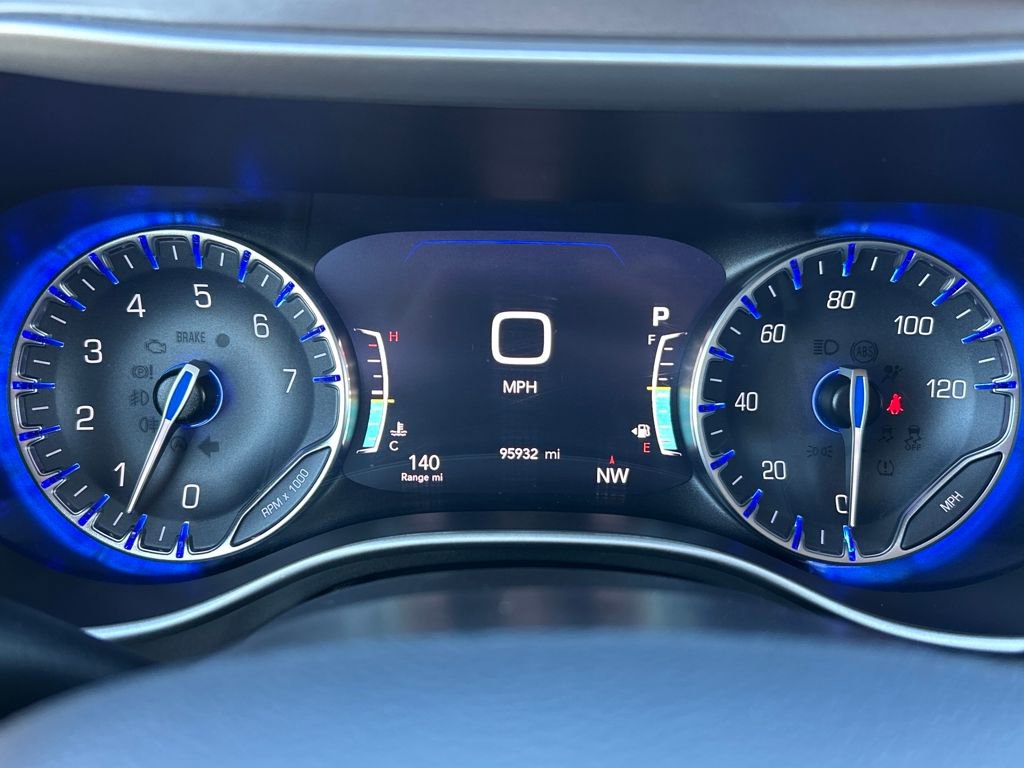 Used 2021 Chrysler Pacifica Touring-L image 12