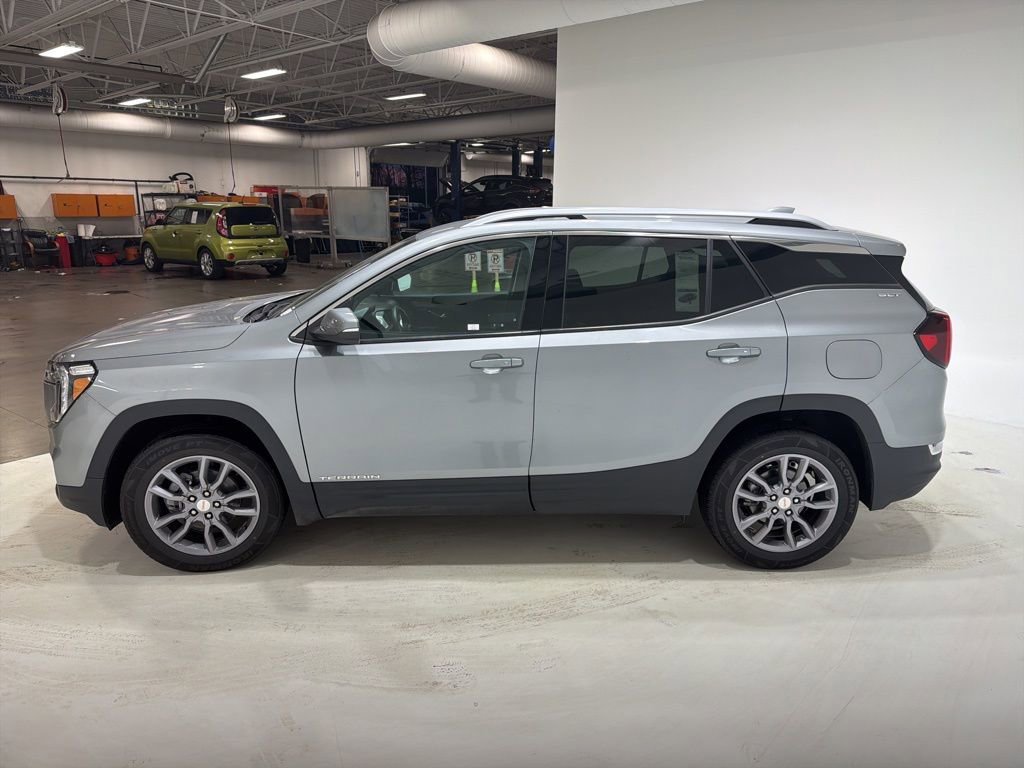 Used 2024 GMC Terrain SLT AWD/4WD image 7
