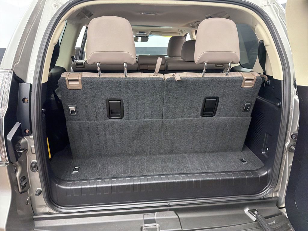 Used 2020 Lexus GX 460 Premium w/ Premium Package image 40