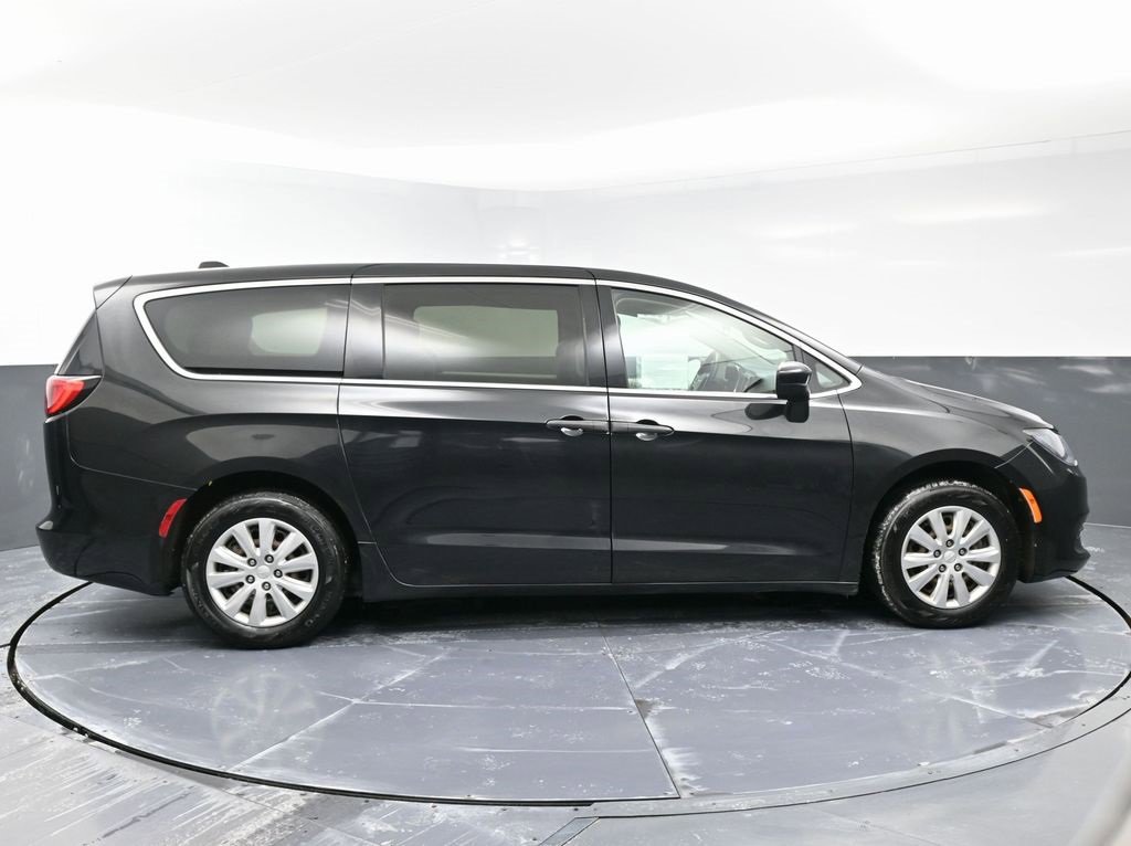 Used 2020 Chrysler Voyager L image 8