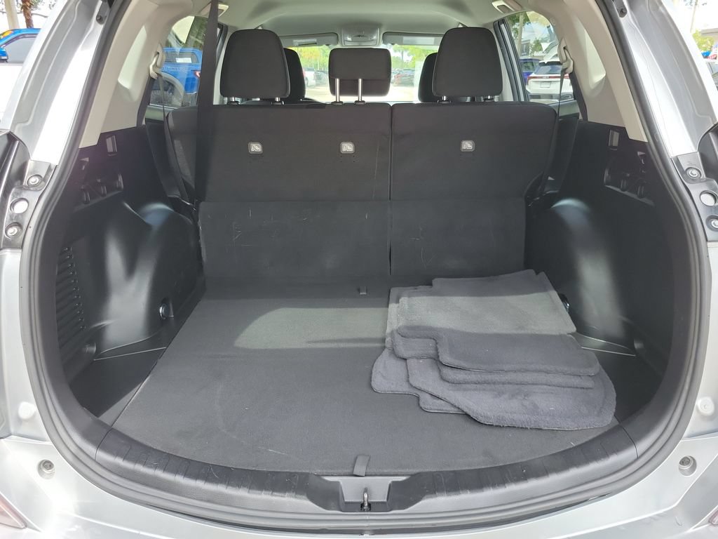 Used 2018 Toyota RAV4 LE FWD image 6